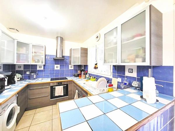 Grand maison avec extérieur et parking privé.