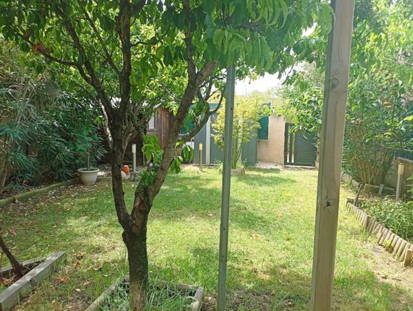 Grand maison avec extérieur et parking privé.