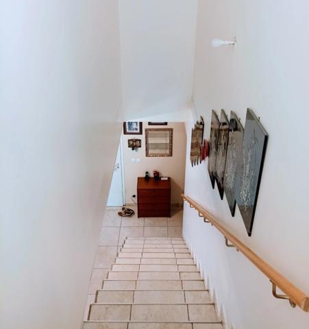 Grand maison avec extérieur et parking privé.