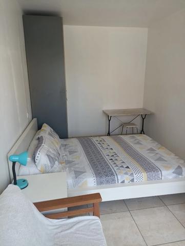 Grand maison avec extérieur et parking privé.