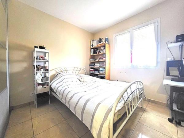 Grand maison avec extérieur et parking privé.