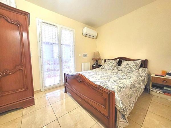 Grand maison avec extérieur et parking privé.