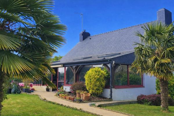 Très belle maison Néo Bretonne avec de beaux volumes proche des commodités.