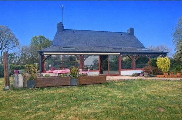 Très belle maison Néo Bretonne avec de beaux volumes proche des commodités.