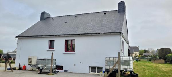 Très belle maison Néo Bretonne avec de beaux volumes proche des commodités.