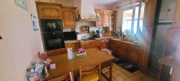 Très belle maison Néo Bretonne avec de beaux volumes proche des commodités.