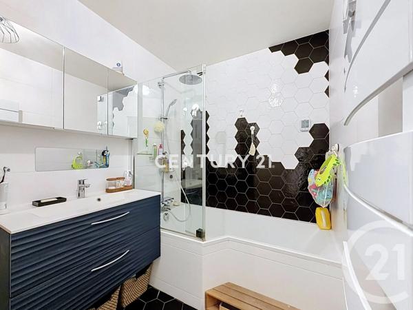 Appartement F4 à vendre  4 pièces - 72,65 m 2   NOISY LE GRAND  - 93