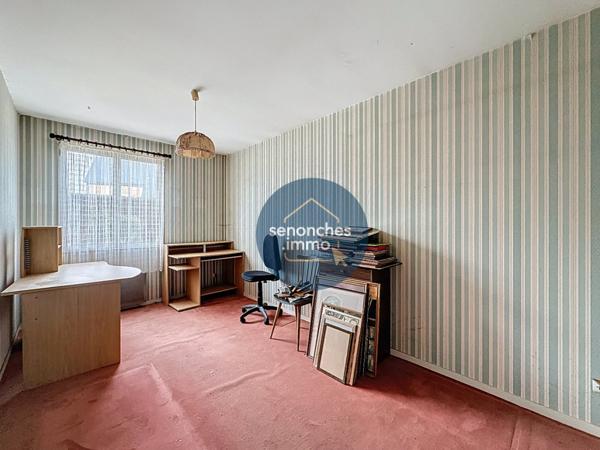 Pavillon de 88 m² avec jardin à vendre à Senonches (28250) : 3 chambres, garage, grande terrasse, potentiel d'aménagement.