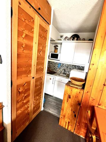 Venez découvrir ce STUDIO MEUBLE de 23M2 avec BALCON EXPOSE SUD , CAVE et son BOX FERME