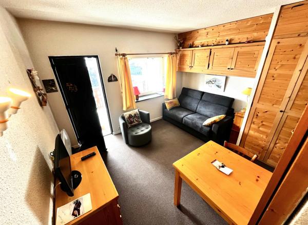 Venez découvrir ce STUDIO MEUBLE de 23M2 avec BALCON EXPOSE SUD , CAVE et son BOX FERME