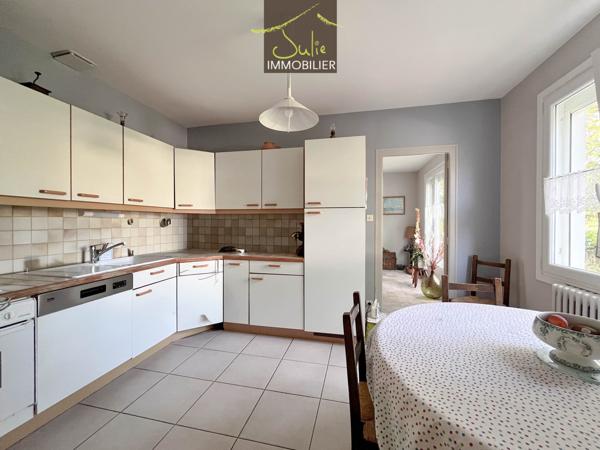 Plain-pied à 5min de BRESSUIRE sur 543m² de terrain. 3 chambres et garage.