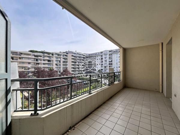 GRAND T4 EN ETAGE ELEVE AVEC BALCONS, CAVE ET GARAGE