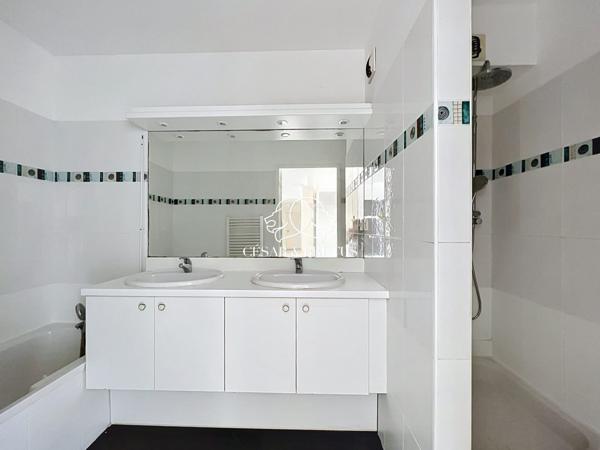 GRAND T4 EN ETAGE ELEVE AVEC BALCONS, CAVE ET GARAGE