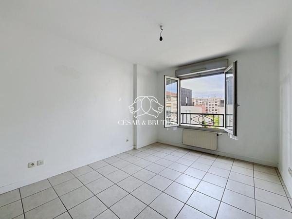 GRAND T4 EN ETAGE ELEVE AVEC BALCONS, CAVE ET GARAGE