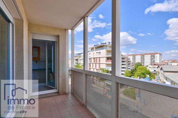VILLEURBANNE à la limite du 3éme Arrdt (FERRANDIERE - MAISONS-NEUVES). F2 de 50m² + Balcon avec Cave et Garage fermé.