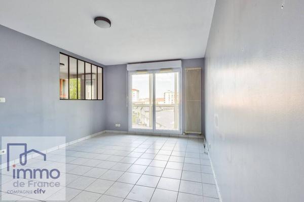 VILLEURBANNE à la limite du 3éme Arrdt (FERRANDIERE - MAISONS-NEUVES). F2 de 50m² + Balcon avec Cave et Garage fermé.