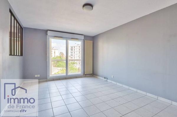 VILLEURBANNE à la limite du 3éme Arrdt (FERRANDIERE - MAISONS-NEUVES). F2 de 50m² + Balcon avec Cave et Garage fermé.