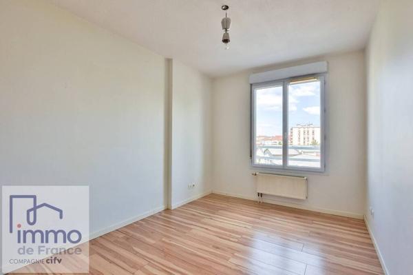 VILLEURBANNE à la limite du 3éme Arrdt (FERRANDIERE - MAISONS-NEUVES). F2 de 50m² + Balcon avec Cave et Garage fermé.