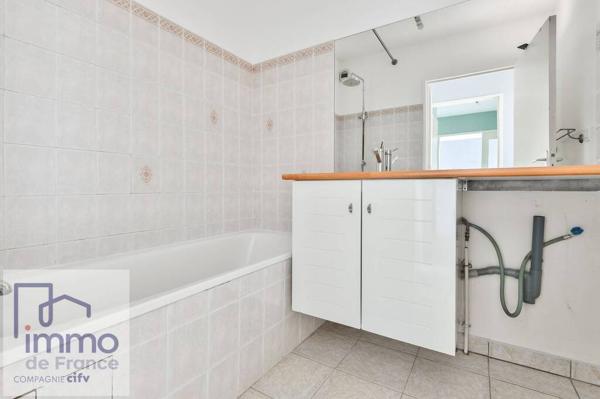 VILLEURBANNE à la limite du 3éme Arrdt (FERRANDIERE - MAISONS-NEUVES). F2 de 50m² + Balcon avec Cave et Garage fermé.