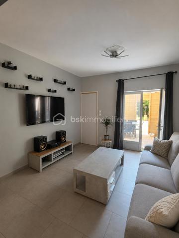 Elle a besoin d’un petit coup de pouce… mais côté potentiel, elle en a sous le pied !

Située à Liévin, proche des commerces, écoles et commodités, cette maison de ville mitoyenne des deux côtés offre une belle opportunité pour créer un véritable cocon familial.

Au rez-de-chaussée :
Salon-séjour ouvert
Cuisine à rénover
Salle de bain à rénover

Aux étages :
4 chambres au total, dont 2 belles chambres déjà rénovées au second étage

Et en plus :
Cave
Jardin

Oui, quelques travaux sont à prévoir, mais avec 4 chambres et un extérieur, il y a de quoi faire une très jolie maison familiale !

À savoir : assainissement par fosse septique.

Un projet immobilier à Liévin ou aux alentours ?
Contactez-moi pour en discuter ou organiser une visite !