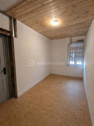 Elle a besoin d’un petit coup de pouce… mais côté potentiel, elle en a sous le pied !

Située à Liévin, proche des commerces, écoles et commodités, cette maison de ville mitoyenne des deux côtés offre une belle opportunité pour créer un véritable cocon familial.

Au rez-de-chaussée :
Salon-séjour ouvert
Cuisine à rénover
Salle de bain à rénover

Aux étages :
4 chambres au total, dont 2 belles chambres déjà rénovées au second étage

Et en plus :
Cave
Jardin

Oui, quelques travaux sont à prévoir, mais avec 4 chambres et un extérieur, il y a de quoi faire une très jolie maison familiale !

À savoir : assainissement par fosse septique.

Un projet immobilier à Liévin ou aux alentours ?
Contactez-moi pour en discuter ou organiser une visite !