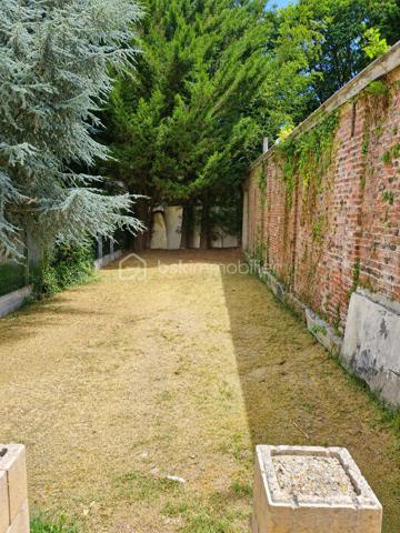 Elle a besoin d’un petit coup de pouce… mais côté potentiel, elle en a sous le pied !

Située à Liévin, proche des commerces, écoles et commodités, cette maison de ville mitoyenne des deux côtés offre une belle opportunité pour créer un véritable cocon familial.

Au rez-de-chaussée :
Salon-séjour ouvert
Cuisine à rénover
Salle de bain à rénover

Aux étages :
4 chambres au total, dont 2 belles chambres déjà rénovées au second étage

Et en plus :
Cave
Jardin

Oui, quelques travaux sont à prévoir, mais avec 4 chambres et un extérieur, il y a de quoi faire une très jolie maison familiale !

À savoir : assainissement par fosse septique.

Un projet immobilier à Liévin ou aux alentours ?
Contactez-moi pour en discuter ou organiser une visite !