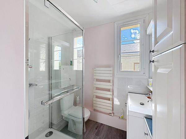 Maison familiale 3 chambres avec jardin et garage, proche commodités à Saumur