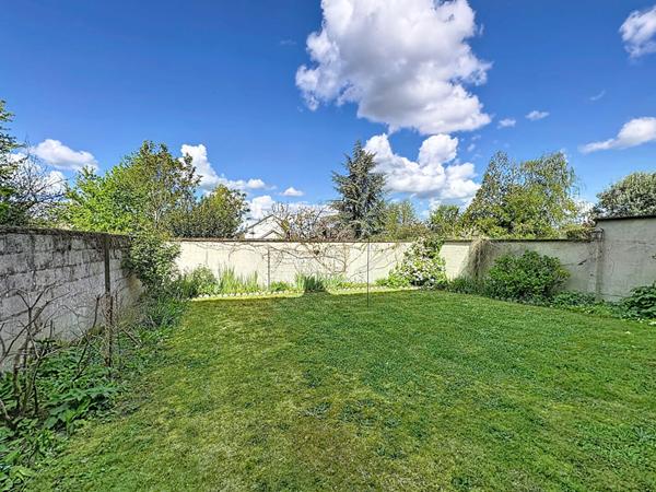 Maison familiale 3 chambres avec jardin et garage, proche commodités à Saumur