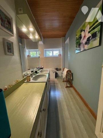 Maison à Vendre à Auxi-le-Château (62390) en Pas-de-Calais (62)

Cette maison de 170 m² habit...