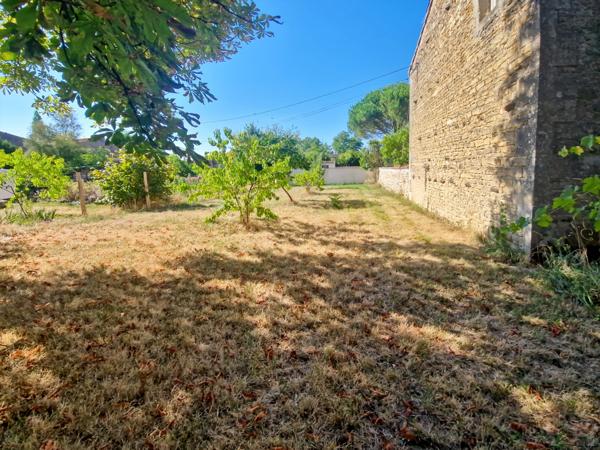 Maison à vendre 6 pièces proche de SURGERES (17)- Dépendances et terrain 3 900 m²