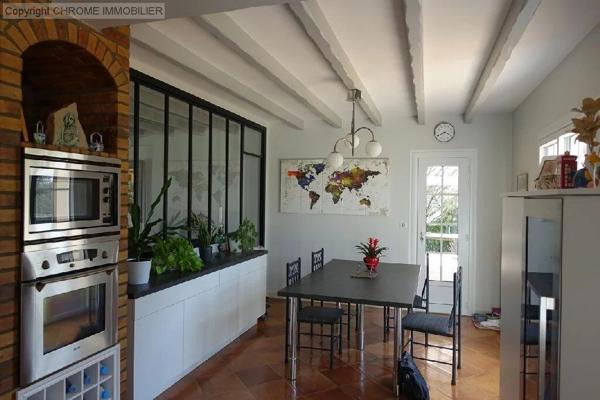 Vente                                                      Maison
                        
                     9 pièces                      242 m2                     à Marmande