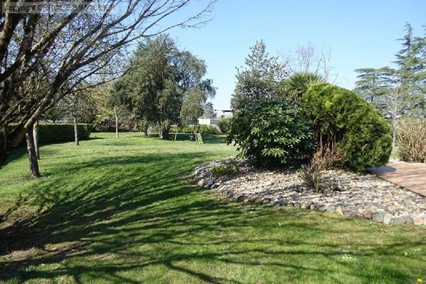 Vente                                                      Maison
                        
                     9 pièces                      242 m2                     à Marmande
