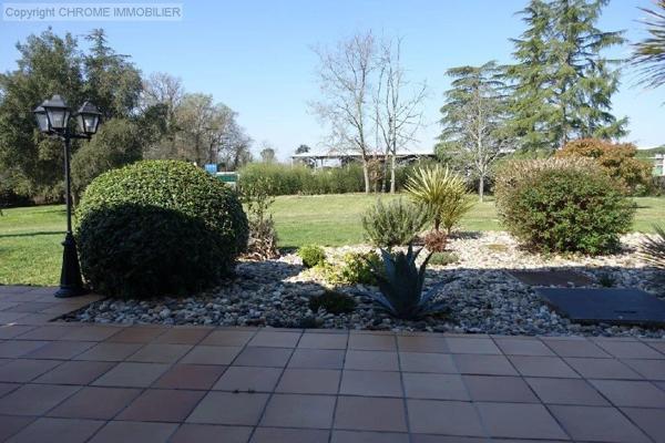 Vente                                                      Maison
                        
                     9 pièces                      242 m2                     à Marmande