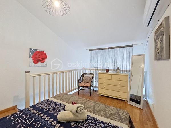 NOUVEAUTE 
Delphine MIRANDA pour BSK Immobilier 

Saint François , en plein coeur de ville avec tous les commerces et la plage à pied , je vous propose cet appartement T2 en duplex d'une surface utile de 42,19 m2 dans une résidence sécurisée avec piscines.
Situé au deuxième et dernier étage il bénéficie d'une jolie vue mer , atout incontestable dans le cadre d'un investissement locatif.
Il se compose d'une entrée avec rangements, une salle d'eau avec douche, un toilette séparé et une pièce de vie salon de 12 m2 avec canapé convertible dotée d'une belle hauteur sous plafond.
A l'étage en duplex une mezzanine avec sa chambre à coucher climatisée et ses rangements (armoire et commode).
Sur la loggia terrasse la cuisine équipée avec cette vue dégagée mer ventilée par les alizés.

La résidence est sécurisée , elle dispose d'un parc en plein coeur de ville et de 3 piscines à votre convenance.
On accède à toutes les commodités à pied (restaurants, commerces, supermarché) et à la plage !
Vendu meublé clé en main, à vous de choisir sa destination : habitation principale ou investissement locatif.

N'hésitez pas à me contacter pour de plus amples informations , échangeons sur votre projet , demandez la vidéo complète .
Merci de privilégier le premier contact par appel ou sms whatsapp.

Les charges de copropriété incluent : le fond de roulement du syndic, l'entretien des communs, piscine et jardins, wifi de la résidence.