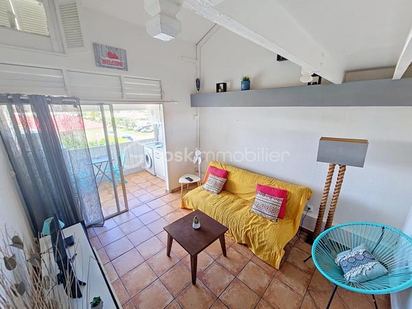 NOUVEAUTE 
Delphine MIRANDA pour BSK Immobilier 

Saint François , en plein coeur de ville avec tous les commerces et la plage à pied , je vous propose cet appartement T2 en duplex d'une surface utile de 42,19 m2 dans une résidence sécurisée avec piscines.
Situé au deuxième et dernier étage il bénéficie d'une jolie vue mer , atout incontestable dans le cadre d'un investissement locatif.
Il se compose d'une entrée avec rangements, une salle d'eau avec douche, un toilette séparé et une pièce de vie salon de 12 m2 avec canapé convertible dotée d'une belle hauteur sous plafond.
A l'étage en duplex une mezzanine avec sa chambre à coucher climatisée et ses rangements (armoire et commode).
Sur la loggia terrasse la cuisine équipée avec cette vue dégagée mer ventilée par les alizés.

La résidence est sécurisée , elle dispose d'un parc en plein coeur de ville et de 3 piscines à votre convenance.
On accède à toutes les commodités à pied (restaurants, commerces, supermarché) et à la plage !
Vendu meublé clé en main, à vous de choisir sa destination : habitation principale ou investissement locatif.

N'hésitez pas à me contacter pour de plus amples informations , échangeons sur votre projet , demandez la vidéo complète .
Merci de privilégier le premier contact par appel ou sms whatsapp.

Les charges de copropriété incluent : le fond de roulement du syndic, l'entretien des communs, piscine et jardins, wifi de la résidence.