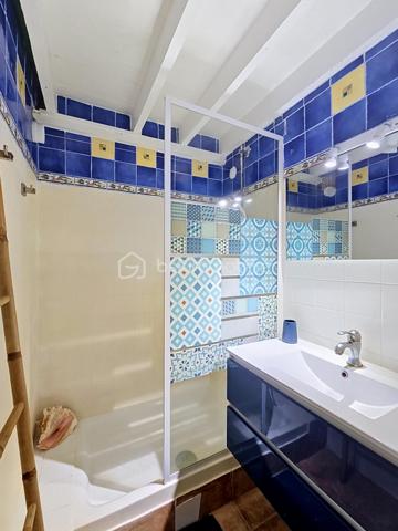 NOUVEAUTE 
Delphine MIRANDA pour BSK Immobilier 

Saint François , en plein coeur de ville avec tous les commerces et la plage à pied , je vous propose cet appartement T2 en duplex d'une surface utile de 42,19 m2 dans une résidence sécurisée avec piscines.
Situé au deuxième et dernier étage il bénéficie d'une jolie vue mer , atout incontestable dans le cadre d'un investissement locatif.
Il se compose d'une entrée avec rangements, une salle d'eau avec douche, un toilette séparé et une pièce de vie salon de 12 m2 avec canapé convertible dotée d'une belle hauteur sous plafond.
A l'étage en duplex une mezzanine avec sa chambre à coucher climatisée et ses rangements (armoire et commode).
Sur la loggia terrasse la cuisine équipée avec cette vue dégagée mer ventilée par les alizés.

La résidence est sécurisée , elle dispose d'un parc en plein coeur de ville et de 3 piscines à votre convenance.
On accède à toutes les commodités à pied (restaurants, commerces, supermarché) et à la plage !
Vendu meublé clé en main, à vous de choisir sa destination : habitation principale ou investissement locatif.

N'hésitez pas à me contacter pour de plus amples informations , échangeons sur votre projet , demandez la vidéo complète .
Merci de privilégier le premier contact par appel ou sms whatsapp.

Les charges de copropriété incluent : le fond de roulement du syndic, l'entretien des communs, piscine et jardins, wifi de la résidence.