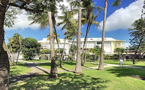 NOUVEAUTE 
Delphine MIRANDA pour BSK Immobilier 

Saint François , en plein coeur de ville avec tous les commerces et la plage à pied , je vous propose cet appartement T2 en duplex d'une surface utile de 42,19 m2 dans une résidence sécurisée avec piscines.
Situé au deuxième et dernier étage il bénéficie d'une jolie vue mer , atout incontestable dans le cadre d'un investissement locatif.
Il se compose d'une entrée avec rangements, une salle d'eau avec douche, un toilette séparé et une pièce de vie salon de 12 m2 avec canapé convertible dotée d'une belle hauteur sous plafond.
A l'étage en duplex une mezzanine avec sa chambre à coucher climatisée et ses rangements (armoire et commode).
Sur la loggia terrasse la cuisine équipée avec cette vue dégagée mer ventilée par les alizés.

La résidence est sécurisée , elle dispose d'un parc en plein coeur de ville et de 3 piscines à votre convenance.
On accède à toutes les commodités à pied (restaurants, commerces, supermarché) et à la plage !
Vendu meublé clé en main, à vous de choisir sa destination : habitation principale ou investissement locatif.

N'hésitez pas à me contacter pour de plus amples informations , échangeons sur votre projet , demandez la vidéo complète .
Merci de privilégier le premier contact par appel ou sms whatsapp.

Les charges de copropriété incluent : le fond de roulement du syndic, l'entretien des communs, piscine et jardins, wifi de la résidence.