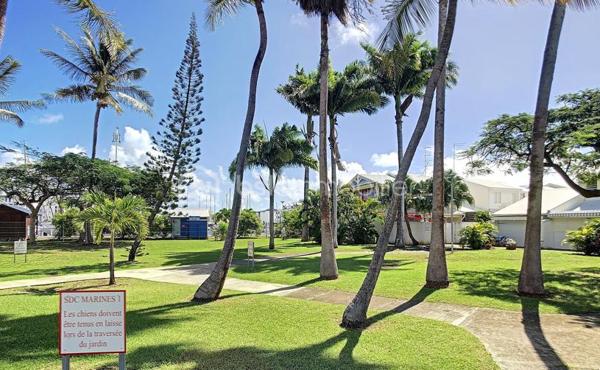 NOUVEAUTE 
Delphine MIRANDA pour BSK Immobilier 

Saint François , en plein coeur de ville avec tous les commerces et la plage à pied , je vous propose cet appartement T2 en duplex d'une surface utile de 42,19 m2 dans une résidence sécurisée avec piscines.
Situé au deuxième et dernier étage il bénéficie d'une jolie vue mer , atout incontestable dans le cadre d'un investissement locatif.
Il se compose d'une entrée avec rangements, une salle d'eau avec douche, un toilette séparé et une pièce de vie salon de 12 m2 avec canapé convertible dotée d'une belle hauteur sous plafond.
A l'étage en duplex une mezzanine avec sa chambre à coucher climatisée et ses rangements (armoire et commode).
Sur la loggia terrasse la cuisine équipée avec cette vue dégagée mer ventilée par les alizés.

La résidence est sécurisée , elle dispose d'un parc en plein coeur de ville et de 3 piscines à votre convenance.
On accède à toutes les commodités à pied (restaurants, commerces, supermarché) et à la plage !
Vendu meublé clé en main, à vous de choisir sa destination : habitation principale ou investissement locatif.

N'hésitez pas à me contacter pour de plus amples informations , échangeons sur votre projet , demandez la vidéo complète .
Merci de privilégier le premier contact par appel ou sms whatsapp.

Les charges de copropriété incluent : le fond de roulement du syndic, l'entretien des communs, piscine et jardins, wifi de la résidence.