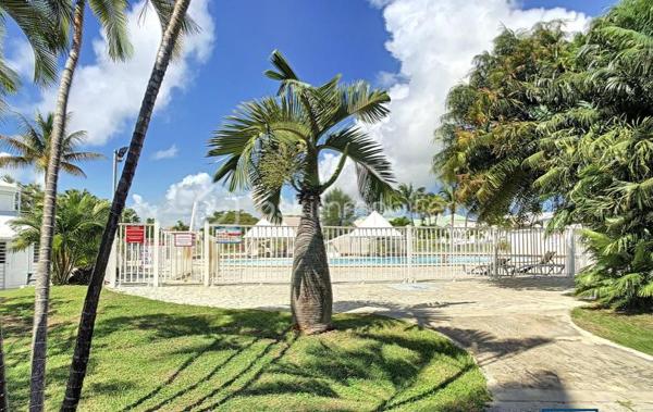 NOUVEAUTE 
Delphine MIRANDA pour BSK Immobilier 

Saint François , en plein coeur de ville avec tous les commerces et la plage à pied , je vous propose cet appartement T2 en duplex d'une surface utile de 42,19 m2 dans une résidence sécurisée avec piscines.
Situé au deuxième et dernier étage il bénéficie d'une jolie vue mer , atout incontestable dans le cadre d'un investissement locatif.
Il se compose d'une entrée avec rangements, une salle d'eau avec douche, un toilette séparé et une pièce de vie salon de 12 m2 avec canapé convertible dotée d'une belle hauteur sous plafond.
A l'étage en duplex une mezzanine avec sa chambre à coucher climatisée et ses rangements (armoire et commode).
Sur la loggia terrasse la cuisine équipée avec cette vue dégagée mer ventilée par les alizés.

La résidence est sécurisée , elle dispose d'un parc en plein coeur de ville et de 3 piscines à votre convenance.
On accède à toutes les commodités à pied (restaurants, commerces, supermarché) et à la plage !
Vendu meublé clé en main, à vous de choisir sa destination : habitation principale ou investissement locatif.

N'hésitez pas à me contacter pour de plus amples informations , échangeons sur votre projet , demandez la vidéo complète .
Merci de privilégier le premier contact par appel ou sms whatsapp.

Les charges de copropriété incluent : le fond de roulement du syndic, l'entretien des communs, piscine et jardins, wifi de la résidence.
