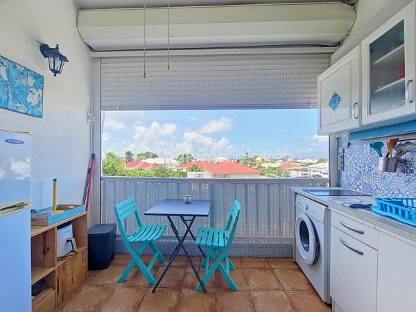 NOUVEAUTE 
Delphine MIRANDA pour BSK Immobilier 

Saint François , en plein coeur de ville avec tous les commerces et la plage à pied , je vous propose cet appartement T2 en duplex d'une surface utile de 42,19 m2 dans une résidence sécurisée avec piscines.
Situé au deuxième et dernier étage il bénéficie d'une jolie vue mer , atout incontestable dans le cadre d'un investissement locatif.
Il se compose d'une entrée avec rangements, une salle d'eau avec douche, un toilette séparé et une pièce de vie salon de 12 m2 avec canapé convertible dotée d'une belle hauteur sous plafond.
A l'étage en duplex une mezzanine avec sa chambre à coucher climatisée et ses rangements (armoire et commode).
Sur la loggia terrasse la cuisine équipée avec cette vue dégagée mer ventilée par les alizés.

La résidence est sécurisée , elle dispose d'un parc en plein coeur de ville et de 3 piscines à votre convenance.
On accède à toutes les commodités à pied (restaurants, commerces, supermarché) et à la plage !
Vendu meublé clé en main, à vous de choisir sa destination : habitation principale ou investissement locatif.

N'hésitez pas à me contacter pour de plus amples informations , échangeons sur votre projet , demandez la vidéo complète .
Merci de privilégier le premier contact par appel ou sms whatsapp.

Les charges de copropriété incluent : le fond de roulement du syndic, l'entretien des communs, piscine et jardins, wifi de la résidence.