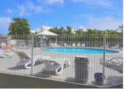NOUVEAUTE 
Delphine MIRANDA pour BSK Immobilier 

Saint François , en plein coeur de ville avec tous les commerces et la plage à pied , je vous propose cet appartement T2 en duplex d'une surface utile de 42,19 m2 dans une résidence sécurisée avec piscines.
Situé au deuxième et dernier étage il bénéficie d'une jolie vue mer , atout incontestable dans le cadre d'un investissement locatif.
Il se compose d'une entrée avec rangements, une salle d'eau avec douche, un toilette séparé et une pièce de vie salon de 12 m2 avec canapé convertible dotée d'une belle hauteur sous plafond.
A l'étage en duplex une mezzanine avec sa chambre à coucher climatisée et ses rangements (armoire et commode).
Sur la loggia terrasse la cuisine équipée avec cette vue dégagée mer ventilée par les alizés.

La résidence est sécurisée , elle dispose d'un parc en plein coeur de ville et de 3 piscines à votre convenance.
On accède à toutes les commodités à pied (restaurants, commerces, supermarché) et à la plage !
Vendu meublé clé en main, à vous de choisir sa destination : habitation principale ou investissement locatif.

N'hésitez pas à me contacter pour de plus amples informations , échangeons sur votre projet , demandez la vidéo complète .
Merci de privilégier le premier contact par appel ou sms whatsapp.

Les charges de copropriété incluent : le fond de roulement du syndic, l'entretien des communs, piscine et jardins, wifi de la résidence.