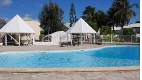 NOUVEAUTE 
Delphine MIRANDA pour BSK Immobilier 

Saint François , en plein coeur de ville avec tous les commerces et la plage à pied , je vous propose cet appartement T2 en duplex d'une surface utile de 42,19 m2 dans une résidence sécurisée avec piscines.
Situé au deuxième et dernier étage il bénéficie d'une jolie vue mer , atout incontestable dans le cadre d'un investissement locatif.
Il se compose d'une entrée avec rangements, une salle d'eau avec douche, un toilette séparé et une pièce de vie salon de 12 m2 avec canapé convertible dotée d'une belle hauteur sous plafond.
A l'étage en duplex une mezzanine avec sa chambre à coucher climatisée et ses rangements (armoire et commode).
Sur la loggia terrasse la cuisine équipée avec cette vue dégagée mer ventilée par les alizés.

La résidence est sécurisée , elle dispose d'un parc en plein coeur de ville et de 3 piscines à votre convenance.
On accède à toutes les commodités à pied (restaurants, commerces, supermarché) et à la plage !
Vendu meublé clé en main, à vous de choisir sa destination : habitation principale ou investissement locatif.

N'hésitez pas à me contacter pour de plus amples informations , échangeons sur votre projet , demandez la vidéo complète .
Merci de privilégier le premier contact par appel ou sms whatsapp.

Les charges de copropriété incluent : le fond de roulement du syndic, l'entretien des communs, piscine et jardins, wifi de la résidence.