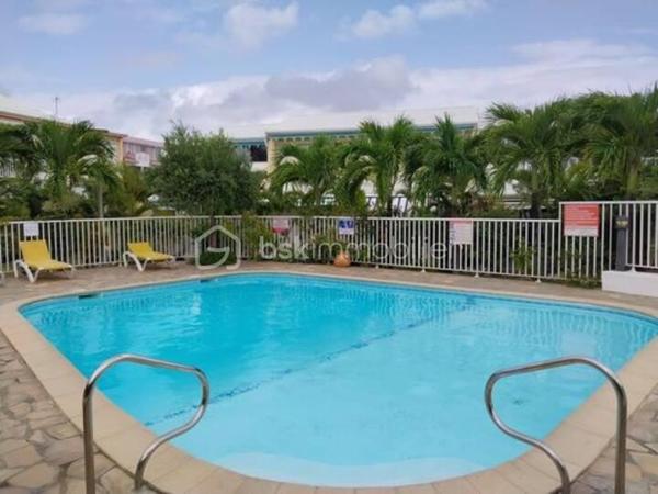 NOUVEAUTE 
Delphine MIRANDA pour BSK Immobilier 

Saint François , en plein coeur de ville avec tous les commerces et la plage à pied , je vous propose cet appartement T2 en duplex d'une surface utile de 42,19 m2 dans une résidence sécurisée avec piscines.
Situé au deuxième et dernier étage il bénéficie d'une jolie vue mer , atout incontestable dans le cadre d'un investissement locatif.
Il se compose d'une entrée avec rangements, une salle d'eau avec douche, un toilette séparé et une pièce de vie salon de 12 m2 avec canapé convertible dotée d'une belle hauteur sous plafond.
A l'étage en duplex une mezzanine avec sa chambre à coucher climatisée et ses rangements (armoire et commode).
Sur la loggia terrasse la cuisine équipée avec cette vue dégagée mer ventilée par les alizés.

La résidence est sécurisée , elle dispose d'un parc en plein coeur de ville et de 3 piscines à votre convenance.
On accède à toutes les commodités à pied (restaurants, commerces, supermarché) et à la plage !
Vendu meublé clé en main, à vous de choisir sa destination : habitation principale ou investissement locatif.

N'hésitez pas à me contacter pour de plus amples informations , échangeons sur votre projet , demandez la vidéo complète .
Merci de privilégier le premier contact par appel ou sms whatsapp.

Les charges de copropriété incluent : le fond de roulement du syndic, l'entretien des communs, piscine et jardins, wifi de la résidence.
