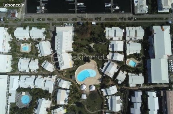 NOUVEAUTE 
Delphine MIRANDA pour BSK Immobilier 

Saint François , en plein coeur de ville avec tous les commerces et la plage à pied , je vous propose cet appartement T2 en duplex d'une surface utile de 42,19 m2 dans une résidence sécurisée avec piscines.
Situé au deuxième et dernier étage il bénéficie d'une jolie vue mer , atout incontestable dans le cadre d'un investissement locatif.
Il se compose d'une entrée avec rangements, une salle d'eau avec douche, un toilette séparé et une pièce de vie salon de 12 m2 avec canapé convertible dotée d'une belle hauteur sous plafond.
A l'étage en duplex une mezzanine avec sa chambre à coucher climatisée et ses rangements (armoire et commode).
Sur la loggia terrasse la cuisine équipée avec cette vue dégagée mer ventilée par les alizés.

La résidence est sécurisée , elle dispose d'un parc en plein coeur de ville et de 3 piscines à votre convenance.
On accède à toutes les commodités à pied (restaurants, commerces, supermarché) et à la plage !
Vendu meublé clé en main, à vous de choisir sa destination : habitation principale ou investissement locatif.

N'hésitez pas à me contacter pour de plus amples informations , échangeons sur votre projet , demandez la vidéo complète .
Merci de privilégier le premier contact par appel ou sms whatsapp.

Les charges de copropriété incluent : le fond de roulement du syndic, l'entretien des communs, piscine et jardins, wifi de la résidence.