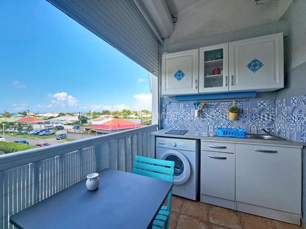 NOUVEAUTE 
Delphine MIRANDA pour BSK Immobilier 

Saint François , en plein coeur de ville avec tous les commerces et la plage à pied , je vous propose cet appartement T2 en duplex d'une surface utile de 42,19 m2 dans une résidence sécurisée avec piscines.
Situé au deuxième et dernier étage il bénéficie d'une jolie vue mer , atout incontestable dans le cadre d'un investissement locatif.
Il se compose d'une entrée avec rangements, une salle d'eau avec douche, un toilette séparé et une pièce de vie salon de 12 m2 avec canapé convertible dotée d'une belle hauteur sous plafond.
A l'étage en duplex une mezzanine avec sa chambre à coucher climatisée et ses rangements (armoire et commode).
Sur la loggia terrasse la cuisine équipée avec cette vue dégagée mer ventilée par les alizés.

La résidence est sécurisée , elle dispose d'un parc en plein coeur de ville et de 3 piscines à votre convenance.
On accède à toutes les commodités à pied (restaurants, commerces, supermarché) et à la plage !
Vendu meublé clé en main, à vous de choisir sa destination : habitation principale ou investissement locatif.

N'hésitez pas à me contacter pour de plus amples informations , échangeons sur votre projet , demandez la vidéo complète .
Merci de privilégier le premier contact par appel ou sms whatsapp.

Les charges de copropriété incluent : le fond de roulement du syndic, l'entretien des communs, piscine et jardins, wifi de la résidence.