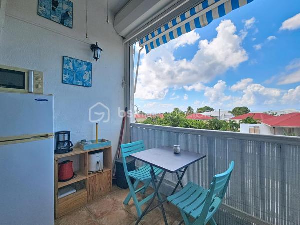NOUVEAUTE 
Delphine MIRANDA pour BSK Immobilier 

Saint François , en plein coeur de ville avec tous les commerces et la plage à pied , je vous propose cet appartement T2 en duplex d'une surface utile de 42,19 m2 dans une résidence sécurisée avec piscines.
Situé au deuxième et dernier étage il bénéficie d'une jolie vue mer , atout incontestable dans le cadre d'un investissement locatif.
Il se compose d'une entrée avec rangements, une salle d'eau avec douche, un toilette séparé et une pièce de vie salon de 12 m2 avec canapé convertible dotée d'une belle hauteur sous plafond.
A l'étage en duplex une mezzanine avec sa chambre à coucher climatisée et ses rangements (armoire et commode).
Sur la loggia terrasse la cuisine équipée avec cette vue dégagée mer ventilée par les alizés.

La résidence est sécurisée , elle dispose d'un parc en plein coeur de ville et de 3 piscines à votre convenance.
On accède à toutes les commodités à pied (restaurants, commerces, supermarché) et à la plage !
Vendu meublé clé en main, à vous de choisir sa destination : habitation principale ou investissement locatif.

N'hésitez pas à me contacter pour de plus amples informations , échangeons sur votre projet , demandez la vidéo complète .
Merci de privilégier le premier contact par appel ou sms whatsapp.

Les charges de copropriété incluent : le fond de roulement du syndic, l'entretien des communs, piscine et jardins, wifi de la résidence.