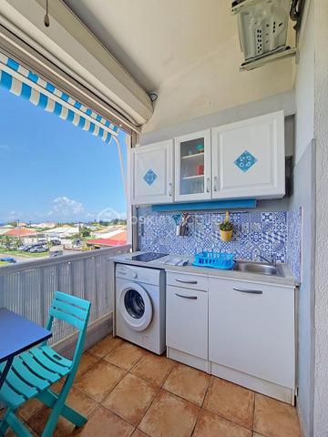 NOUVEAUTE 
Delphine MIRANDA pour BSK Immobilier 

Saint François , en plein coeur de ville avec tous les commerces et la plage à pied , je vous propose cet appartement T2 en duplex d'une surface utile de 42,19 m2 dans une résidence sécurisée avec piscines.
Situé au deuxième et dernier étage il bénéficie d'une jolie vue mer , atout incontestable dans le cadre d'un investissement locatif.
Il se compose d'une entrée avec rangements, une salle d'eau avec douche, un toilette séparé et une pièce de vie salon de 12 m2 avec canapé convertible dotée d'une belle hauteur sous plafond.
A l'étage en duplex une mezzanine avec sa chambre à coucher climatisée et ses rangements (armoire et commode).
Sur la loggia terrasse la cuisine équipée avec cette vue dégagée mer ventilée par les alizés.

La résidence est sécurisée , elle dispose d'un parc en plein coeur de ville et de 3 piscines à votre convenance.
On accède à toutes les commodités à pied (restaurants, commerces, supermarché) et à la plage !
Vendu meublé clé en main, à vous de choisir sa destination : habitation principale ou investissement locatif.

N'hésitez pas à me contacter pour de plus amples informations , échangeons sur votre projet , demandez la vidéo complète .
Merci de privilégier le premier contact par appel ou sms whatsapp.

Les charges de copropriété incluent : le fond de roulement du syndic, l'entretien des communs, piscine et jardins, wifi de la résidence.