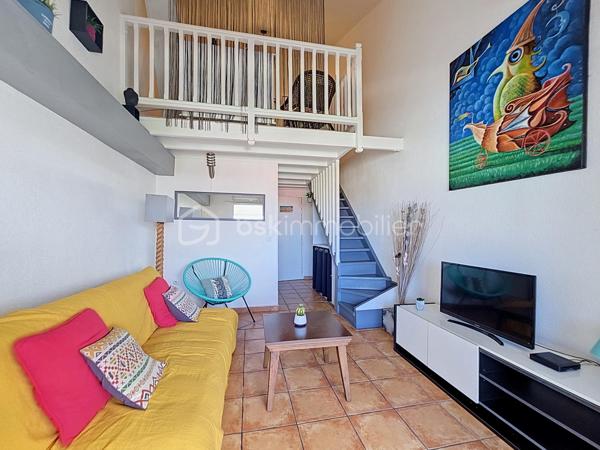 NOUVEAUTE 
Delphine MIRANDA pour BSK Immobilier 

Saint François , en plein coeur de ville avec tous les commerces et la plage à pied , je vous propose cet appartement T2 en duplex d'une surface utile de 42,19 m2 dans une résidence sécurisée avec piscines.
Situé au deuxième et dernier étage il bénéficie d'une jolie vue mer , atout incontestable dans le cadre d'un investissement locatif.
Il se compose d'une entrée avec rangements, une salle d'eau avec douche, un toilette séparé et une pièce de vie salon de 12 m2 avec canapé convertible dotée d'une belle hauteur sous plafond.
A l'étage en duplex une mezzanine avec sa chambre à coucher climatisée et ses rangements (armoire et commode).
Sur la loggia terrasse la cuisine équipée avec cette vue dégagée mer ventilée par les alizés.

La résidence est sécurisée , elle dispose d'un parc en plein coeur de ville et de 3 piscines à votre convenance.
On accède à toutes les commodités à pied (restaurants, commerces, supermarché) et à la plage !
Vendu meublé clé en main, à vous de choisir sa destination : habitation principale ou investissement locatif.

N'hésitez pas à me contacter pour de plus amples informations , échangeons sur votre projet , demandez la vidéo complète .
Merci de privilégier le premier contact par appel ou sms whatsapp.

Les charges de copropriété incluent : le fond de roulement du syndic, l'entretien des communs, piscine et jardins, wifi de la résidence.
