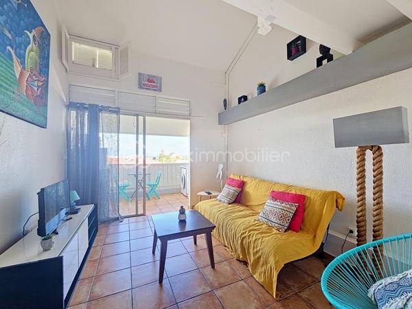 NOUVEAUTE 
Delphine MIRANDA pour BSK Immobilier 

Saint François , en plein coeur de ville avec tous les commerces et la plage à pied , je vous propose cet appartement T2 en duplex d'une surface utile de 42,19 m2 dans une résidence sécurisée avec piscines.
Situé au deuxième et dernier étage il bénéficie d'une jolie vue mer , atout incontestable dans le cadre d'un investissement locatif.
Il se compose d'une entrée avec rangements, une salle d'eau avec douche, un toilette séparé et une pièce de vie salon de 12 m2 avec canapé convertible dotée d'une belle hauteur sous plafond.
A l'étage en duplex une mezzanine avec sa chambre à coucher climatisée et ses rangements (armoire et commode).
Sur la loggia terrasse la cuisine équipée avec cette vue dégagée mer ventilée par les alizés.

La résidence est sécurisée , elle dispose d'un parc en plein coeur de ville et de 3 piscines à votre convenance.
On accède à toutes les commodités à pied (restaurants, commerces, supermarché) et à la plage !
Vendu meublé clé en main, à vous de choisir sa destination : habitation principale ou investissement locatif.

N'hésitez pas à me contacter pour de plus amples informations , échangeons sur votre projet , demandez la vidéo complète .
Merci de privilégier le premier contact par appel ou sms whatsapp.

Les charges de copropriété incluent : le fond de roulement du syndic, l'entretien des communs, piscine et jardins, wifi de la résidence.