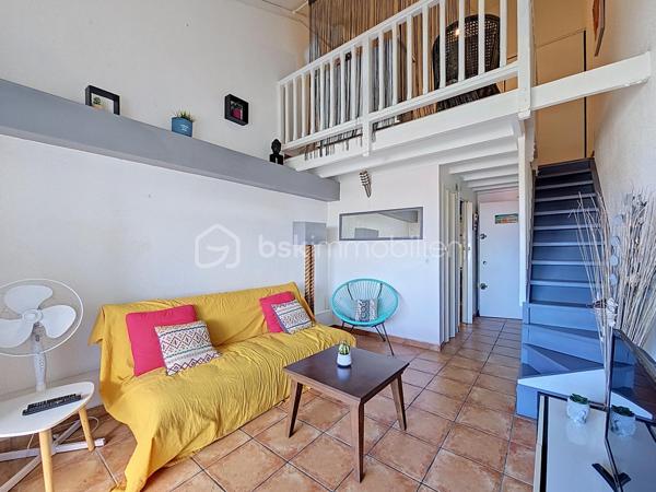 NOUVEAUTE 
Delphine MIRANDA pour BSK Immobilier 

Saint François , en plein coeur de ville avec tous les commerces et la plage à pied , je vous propose cet appartement T2 en duplex d'une surface utile de 42,19 m2 dans une résidence sécurisée avec piscines.
Situé au deuxième et dernier étage il bénéficie d'une jolie vue mer , atout incontestable dans le cadre d'un investissement locatif.
Il se compose d'une entrée avec rangements, une salle d'eau avec douche, un toilette séparé et une pièce de vie salon de 12 m2 avec canapé convertible dotée d'une belle hauteur sous plafond.
A l'étage en duplex une mezzanine avec sa chambre à coucher climatisée et ses rangements (armoire et commode).
Sur la loggia terrasse la cuisine équipée avec cette vue dégagée mer ventilée par les alizés.

La résidence est sécurisée , elle dispose d'un parc en plein coeur de ville et de 3 piscines à votre convenance.
On accède à toutes les commodités à pied (restaurants, commerces, supermarché) et à la plage !
Vendu meublé clé en main, à vous de choisir sa destination : habitation principale ou investissement locatif.

N'hésitez pas à me contacter pour de plus amples informations , échangeons sur votre projet , demandez la vidéo complète .
Merci de privilégier le premier contact par appel ou sms whatsapp.

Les charges de copropriété incluent : le fond de roulement du syndic, l'entretien des communs, piscine et jardins, wifi de la résidence.